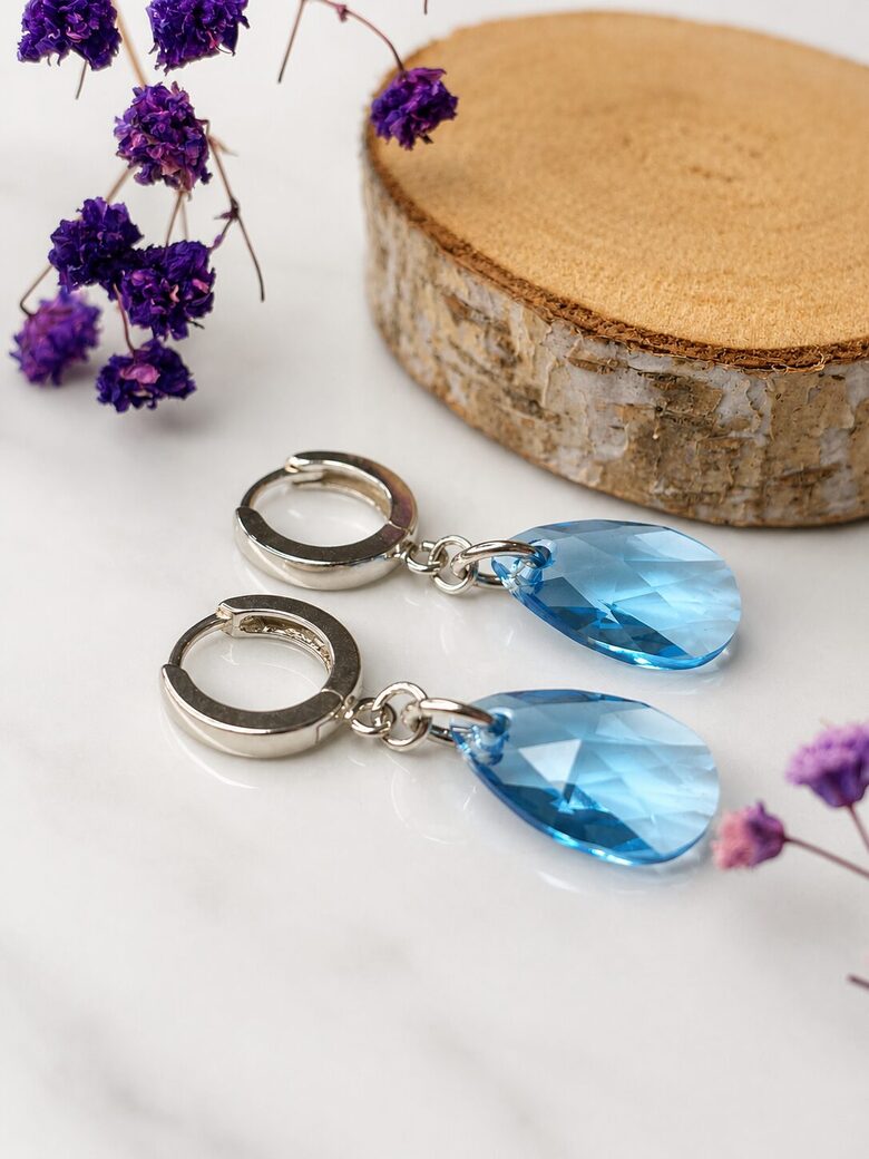 Pear nokarenie sudraba auskari ar Swarovski kristālu
