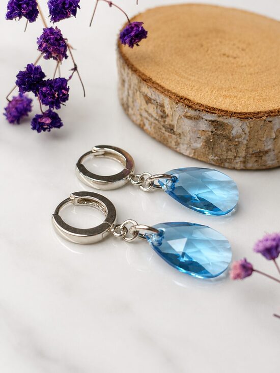 Pear nokarenie sudraba auskari ar Swarovski kristālu
